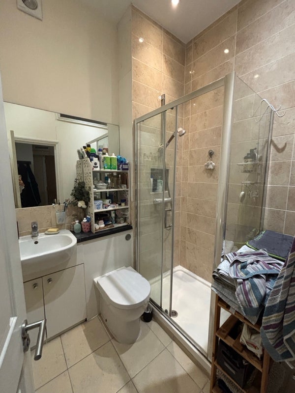 Room Tollington Road in Greater London
