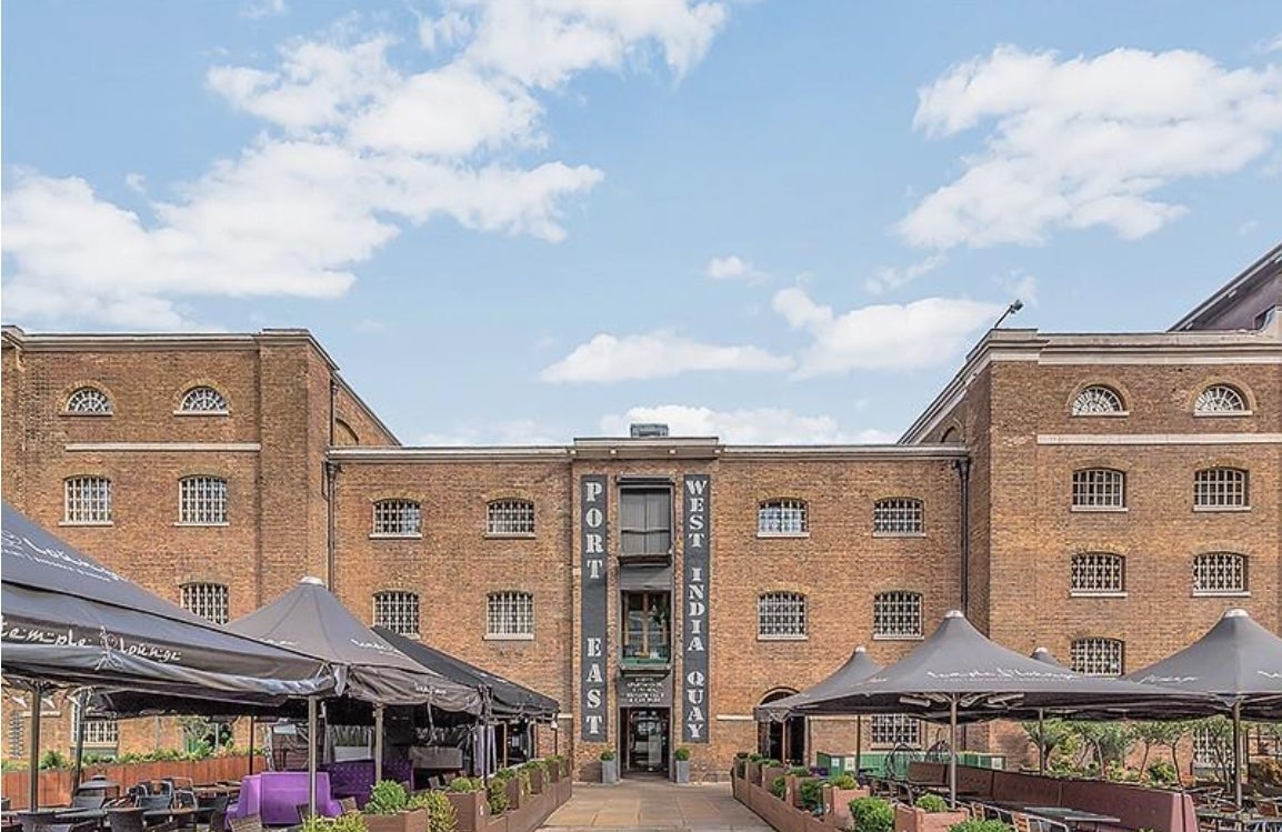 Flat Hertsmere Road in Greater London