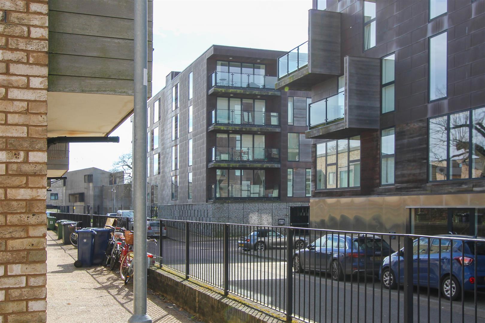 Flat Kingfisher Way in Cambridge
