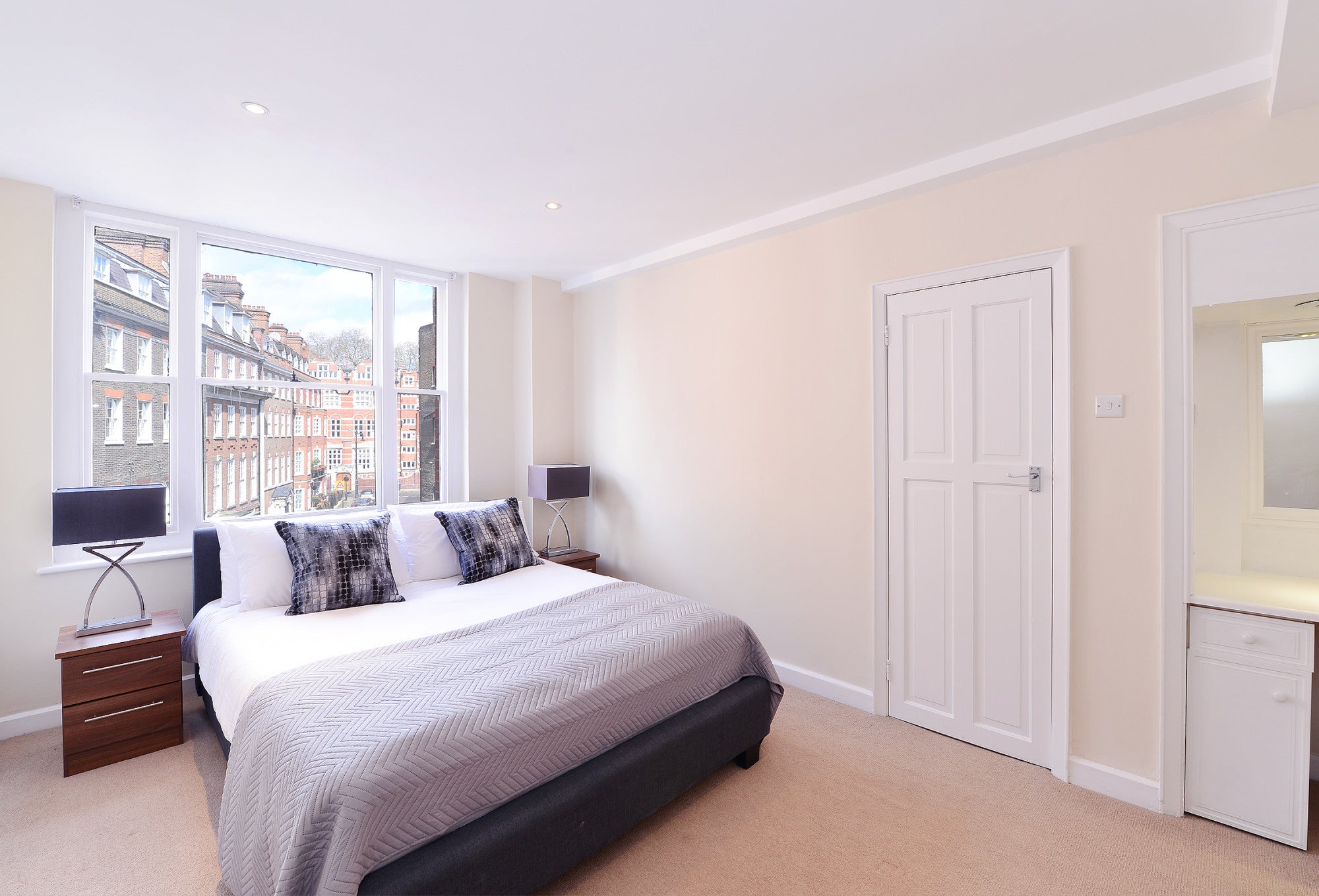 Flat Hill Street in City of Westminster