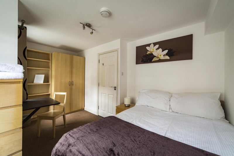 Room Bedford Road in Greater London