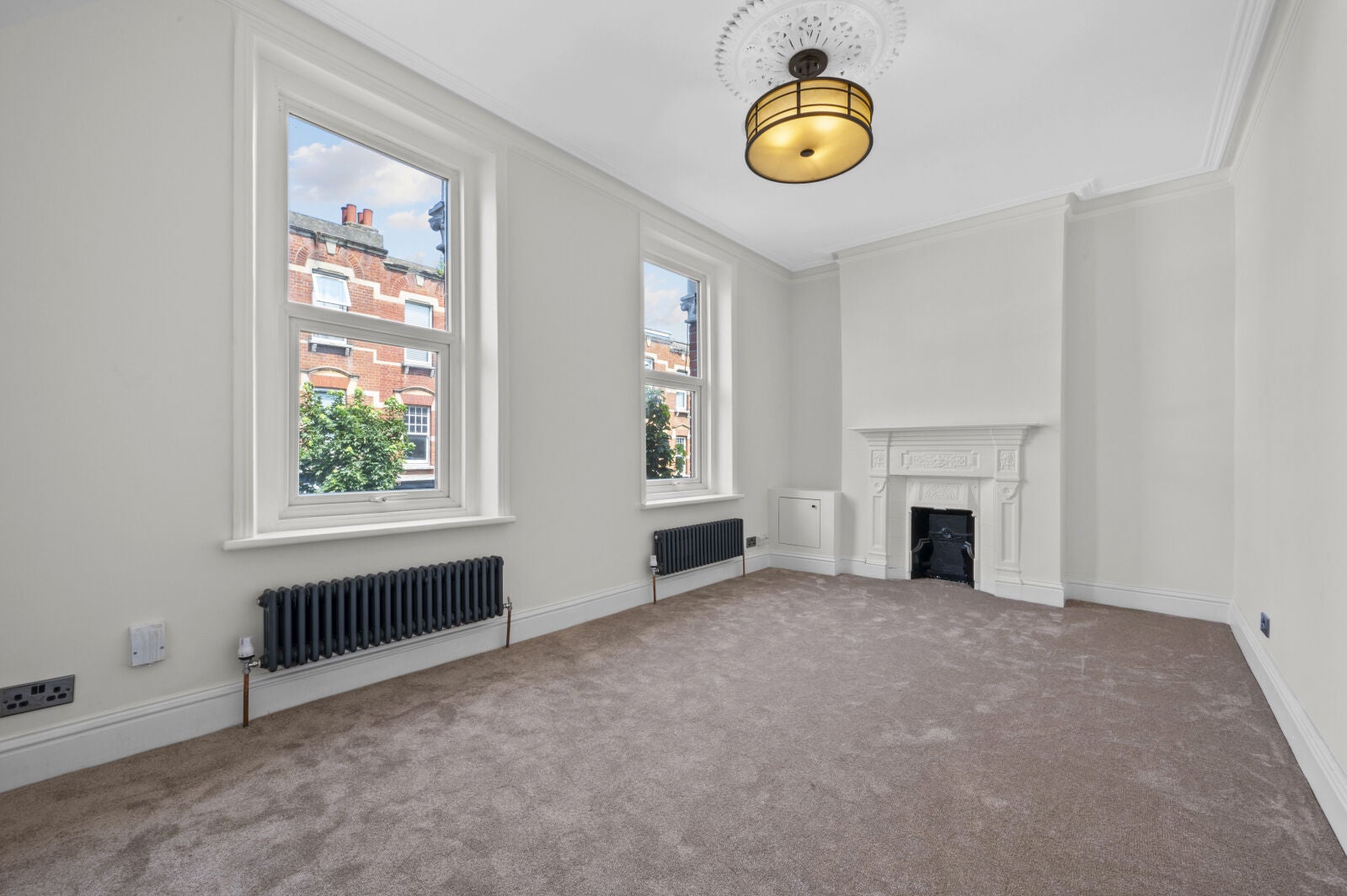 Flat Leopold Road in Greater London