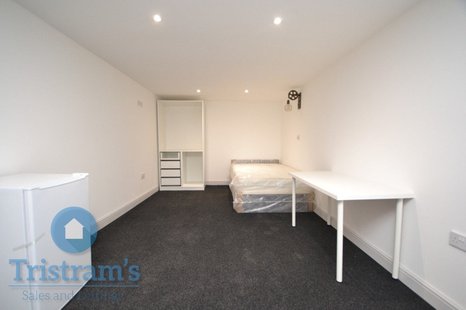 Room Bulwer Road in Nottingham