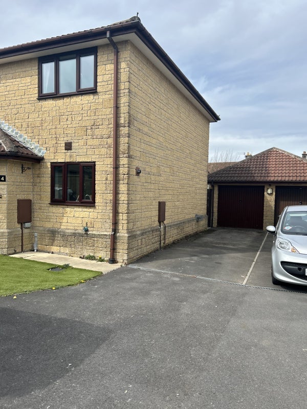 Room Holwell Close in Paulton