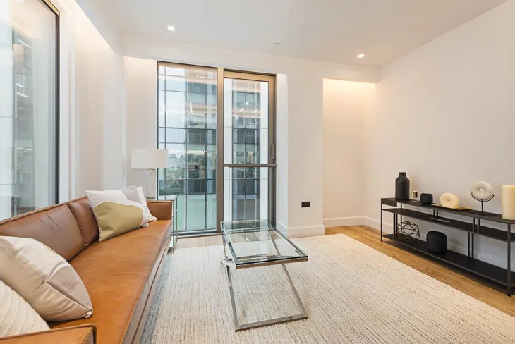Flat Belvedere Road in Greater London