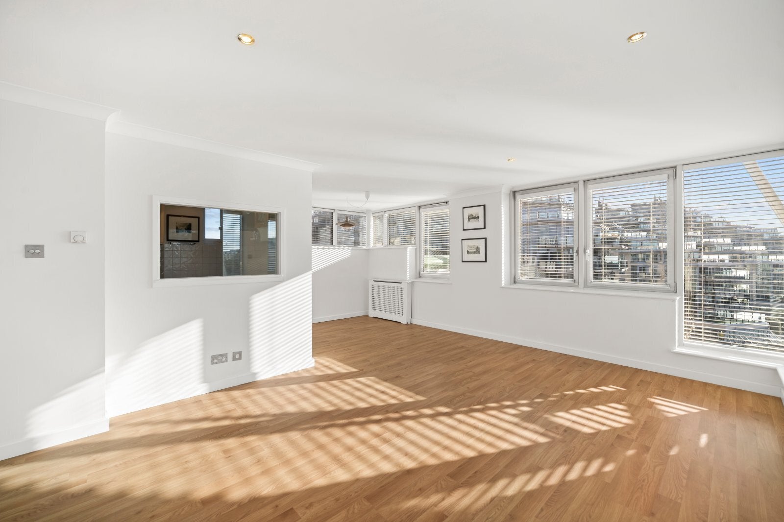 Flat Riverside Plaza in Greater London
