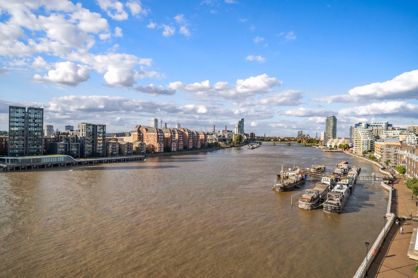 Flat Riverside Plaza in Greater London