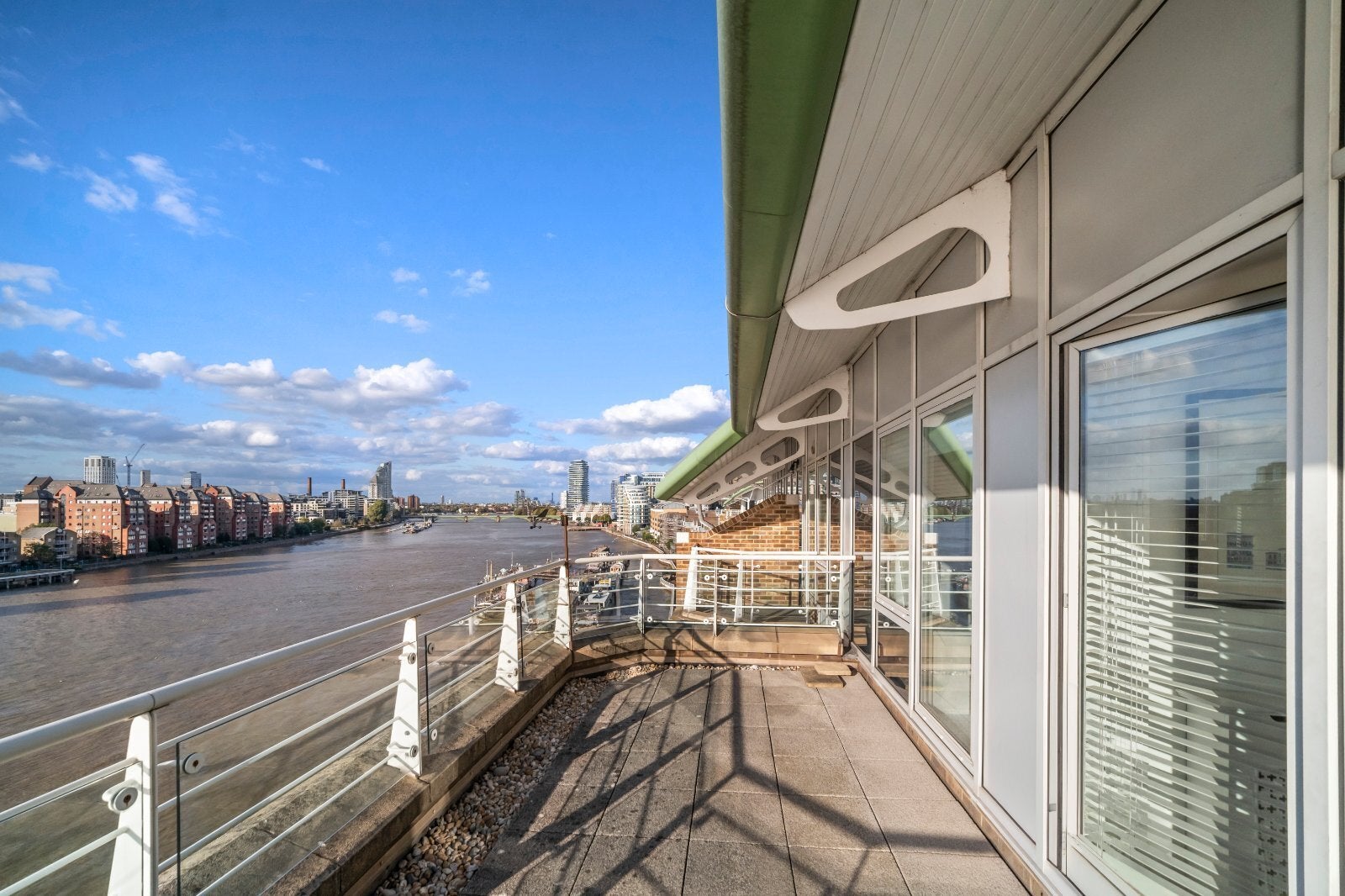 Flat Riverside Plaza in Greater London