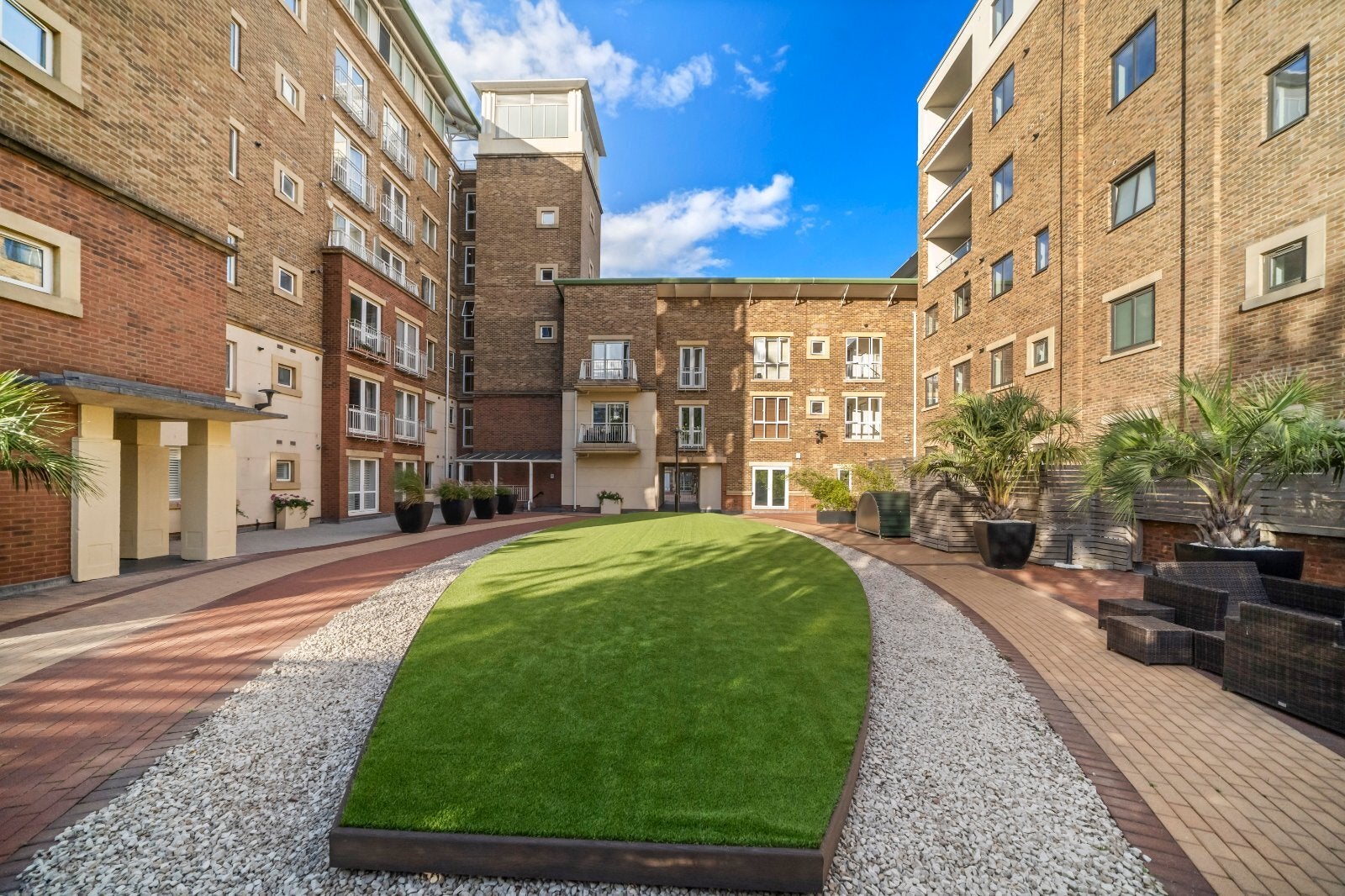 Flat Riverside Plaza in Greater London