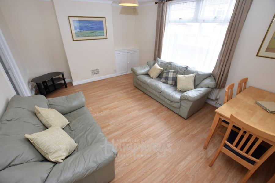 Room Langdale Road in Northampton