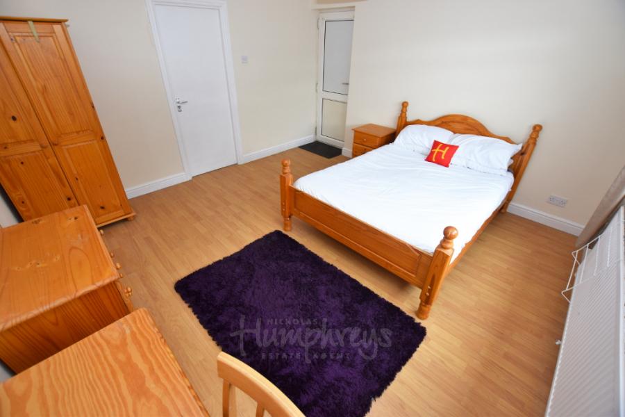 Room Langdale Road in Northampton