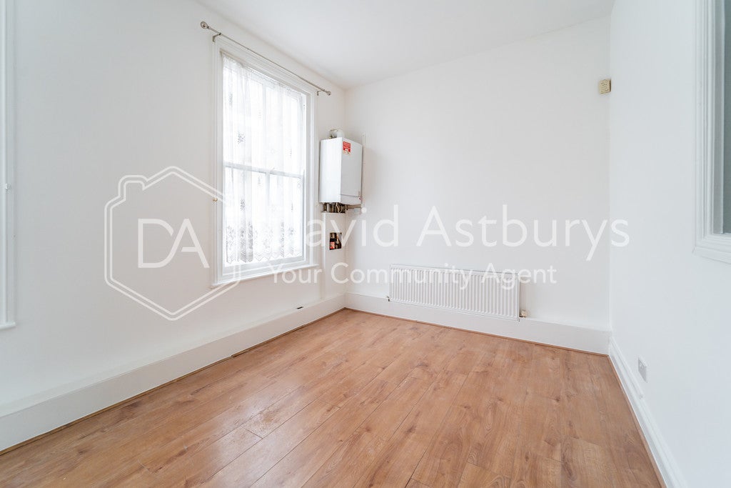 Flat Axminster Road in Greater London