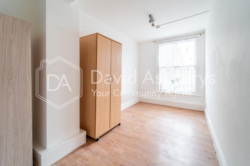 Flat Axminster Road in Greater London
