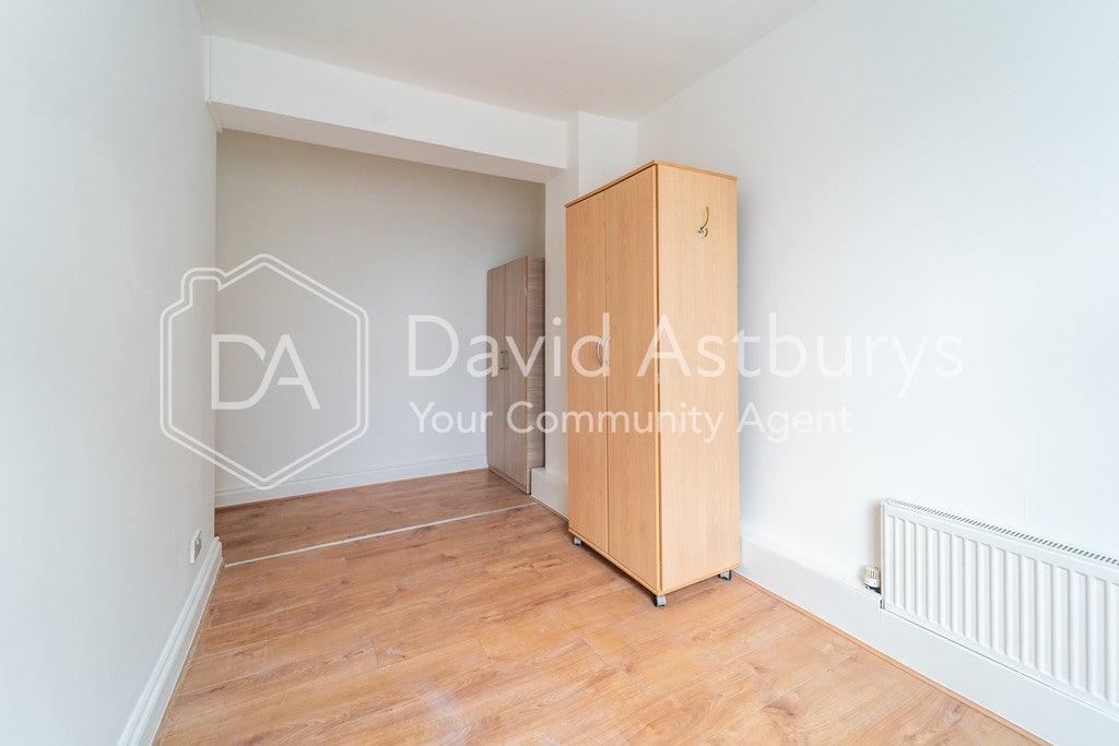 Flat Axminster Road in Greater London
