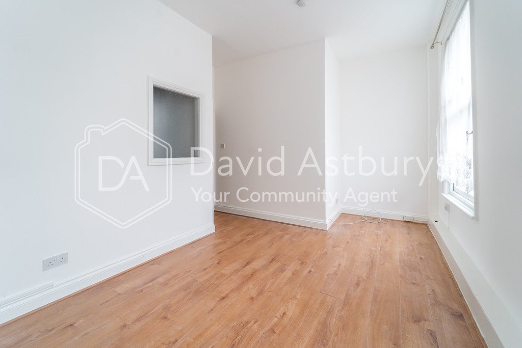 Flat Axminster Road in Greater London