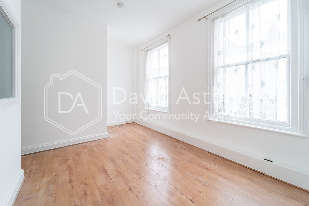 Flat Axminster Road in Greater London