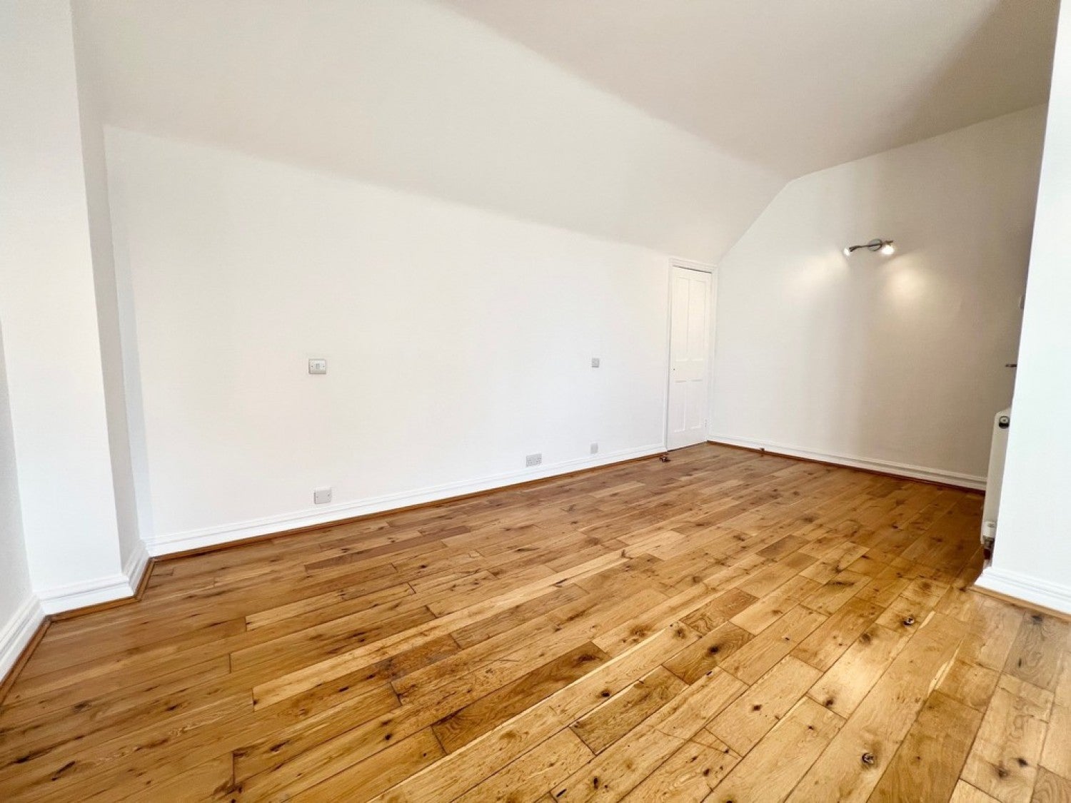 Flat Kendall Avenue in Greater London