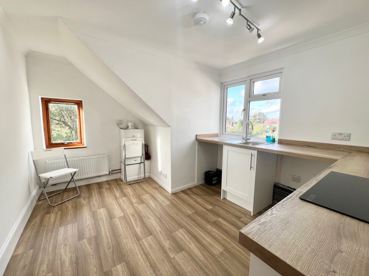 Flat Kendall Avenue in Greater London