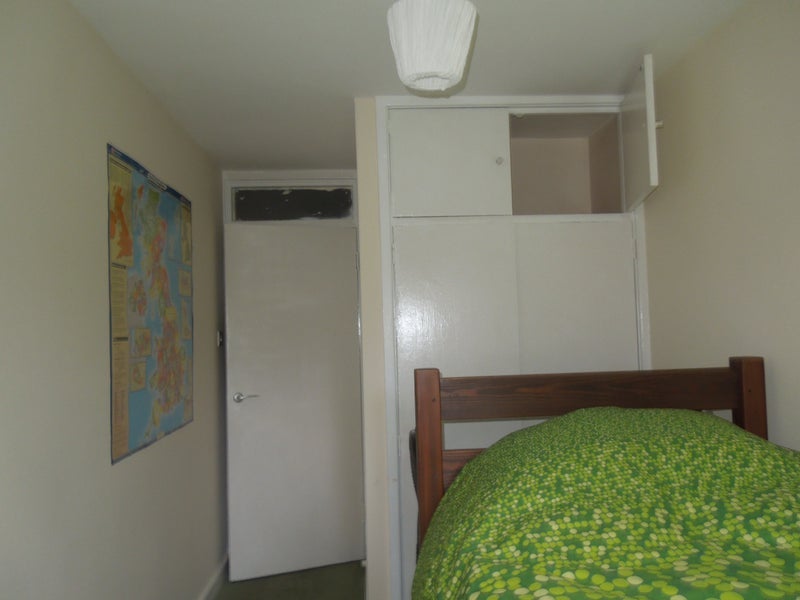 Room Queen's Drive in Greater London