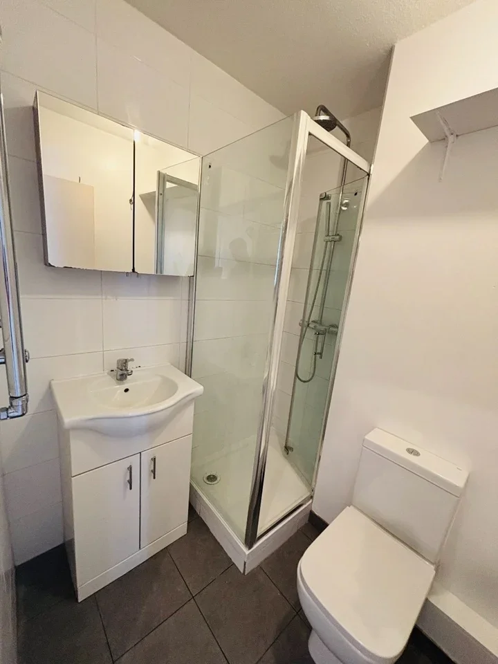 Room Thomas Baines Road in Greater London