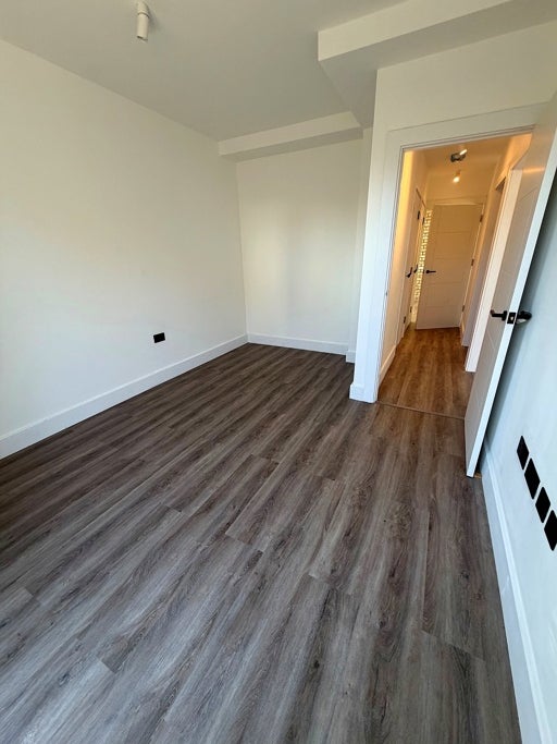 Flat Michigan Avenue in Greater London
