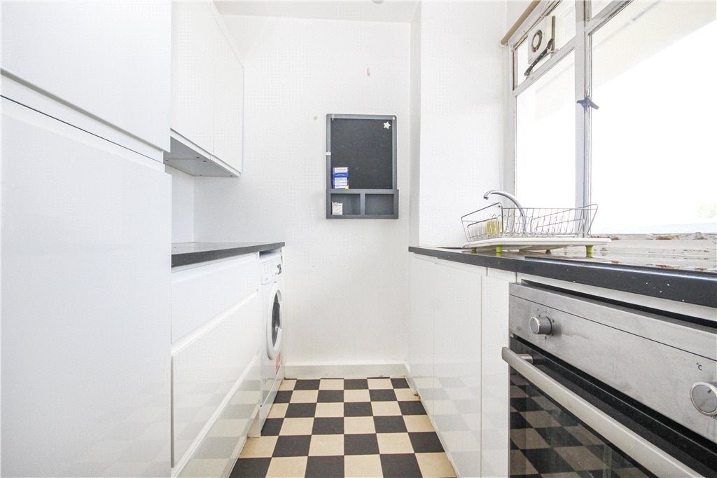 Flat Pullman Court in Greater London