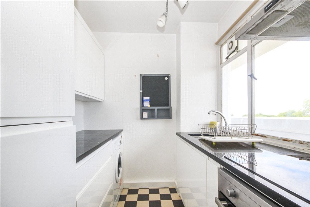 Flat Pullman Court in Greater London