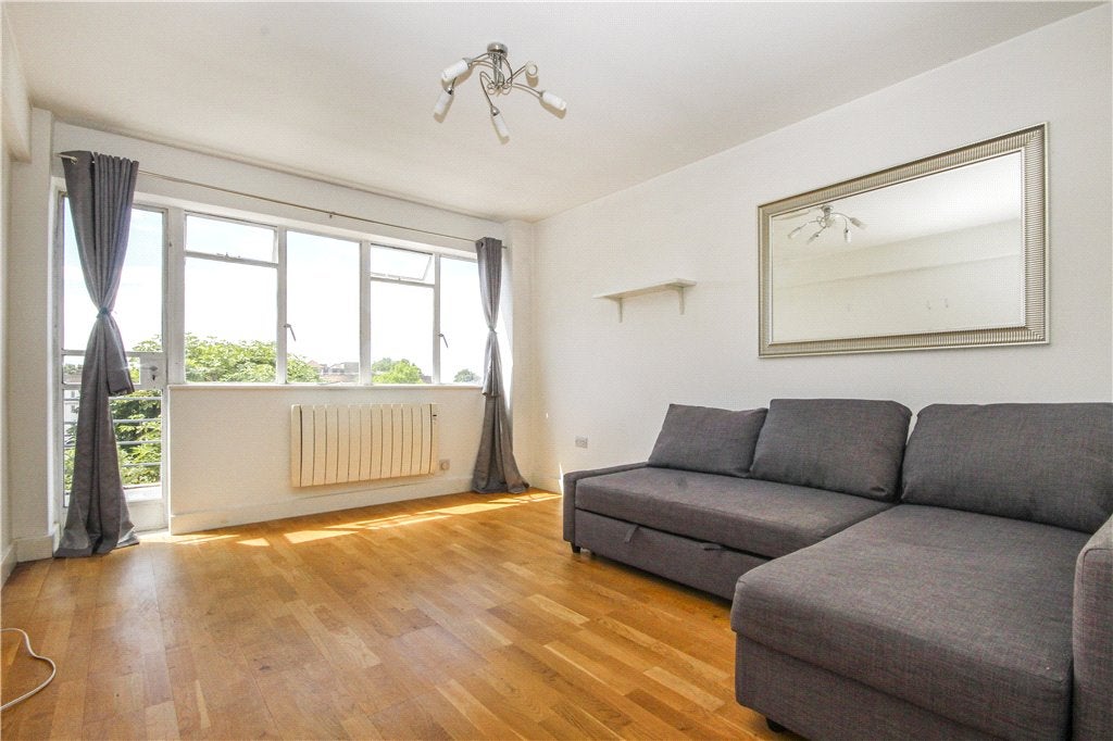 Flat Pullman Court in Greater London