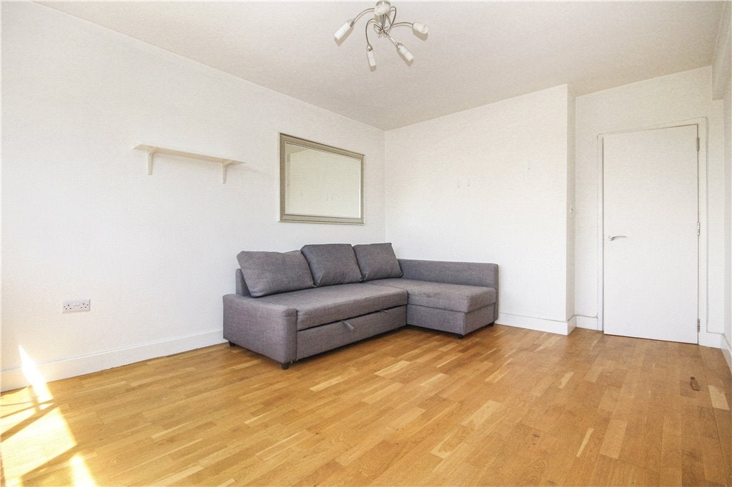 Flat Pullman Court in Greater London