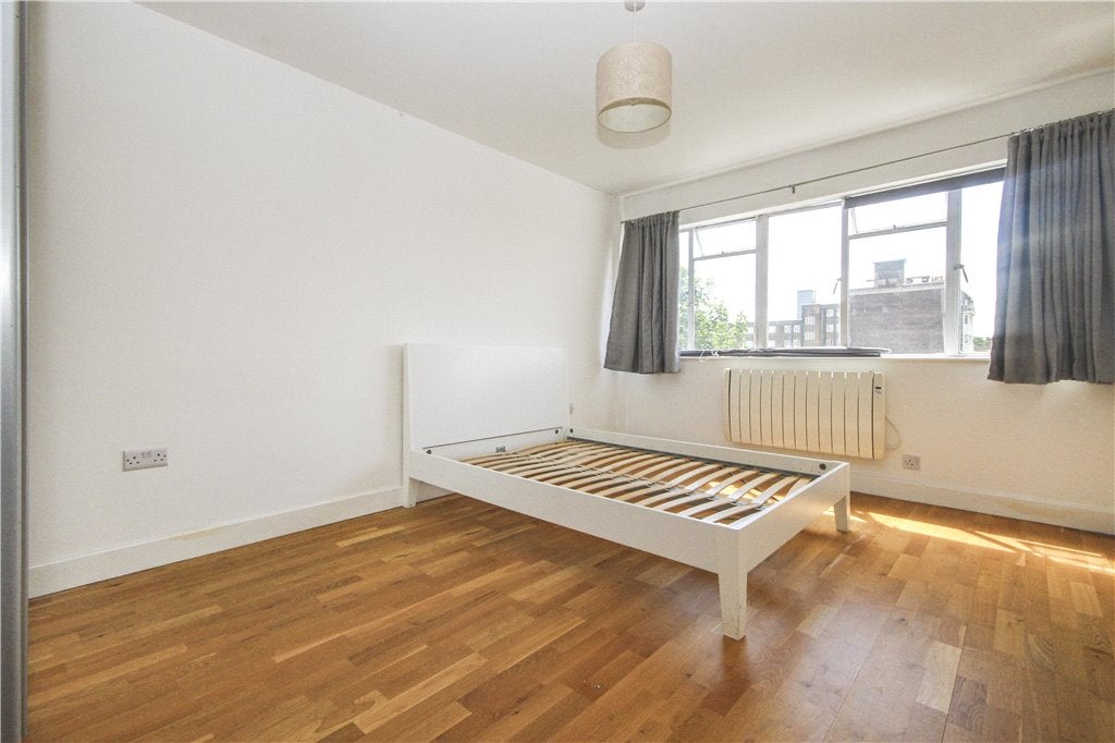 Flat Pullman Court in Greater London