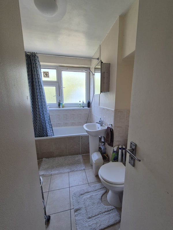 Room Limpsfield Avenue in Greater London