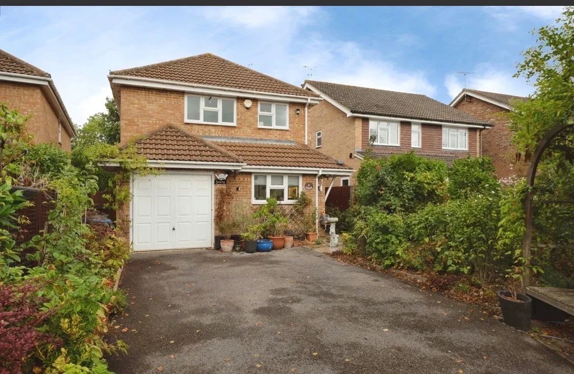 House Westwood Avenue in Borough of Runnymede
