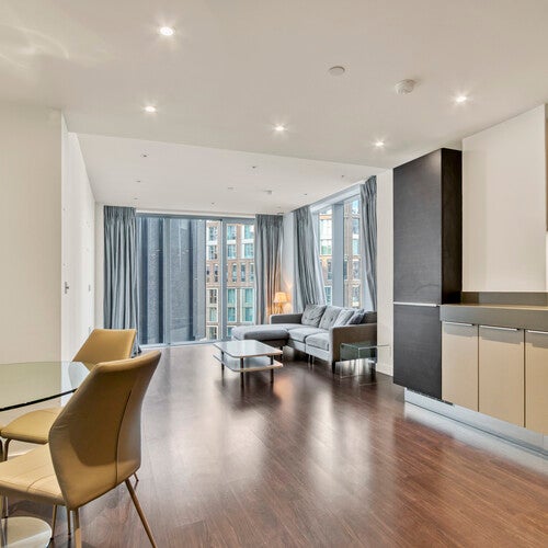 Flat Alie Street in Greater London