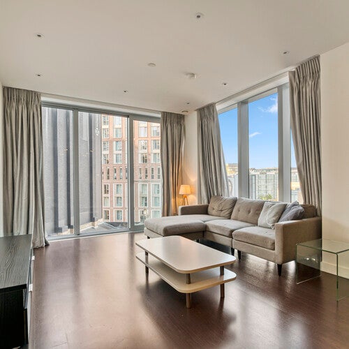 Flat Alie Street in Greater London