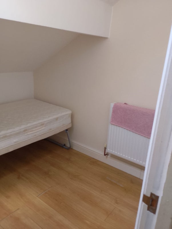 Room Ladywell Road in Stoke-on-Trent