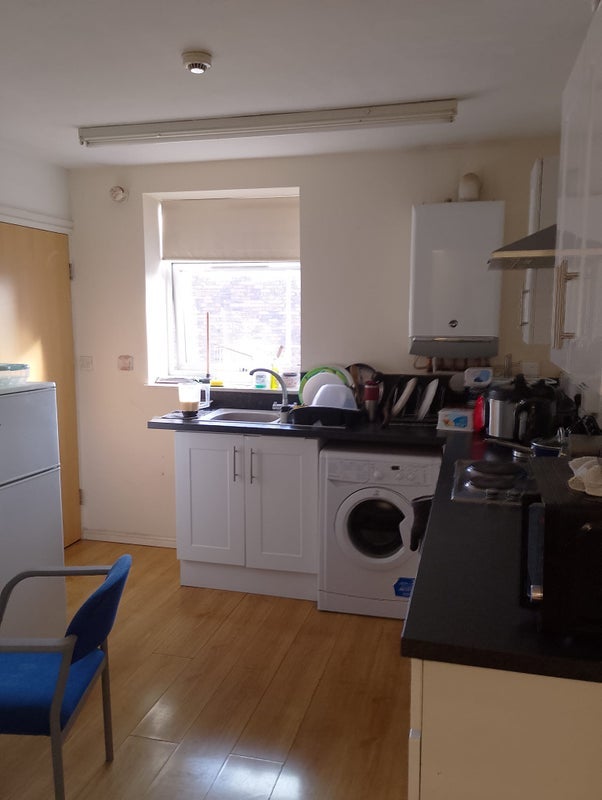 Room Ladywell Road in Stoke-on-Trent