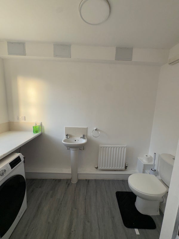 Room Rushberry Avenue in Manchester