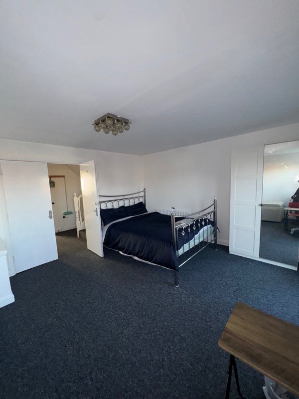 Room Rushberry Avenue in Manchester