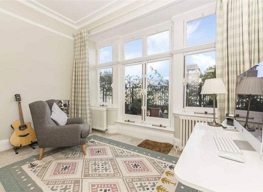 Flat Ridgmount Gardens in Greater London