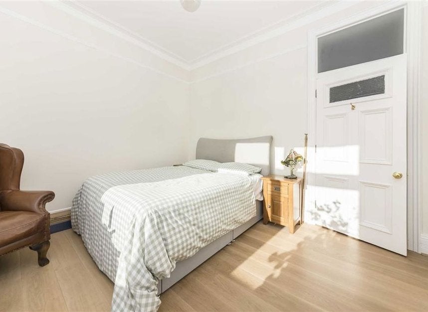 Flat Ridgmount Gardens in Greater London