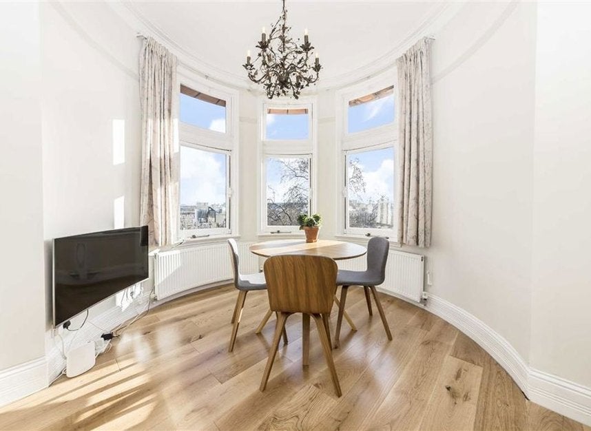 Flat Ridgmount Gardens in Greater London