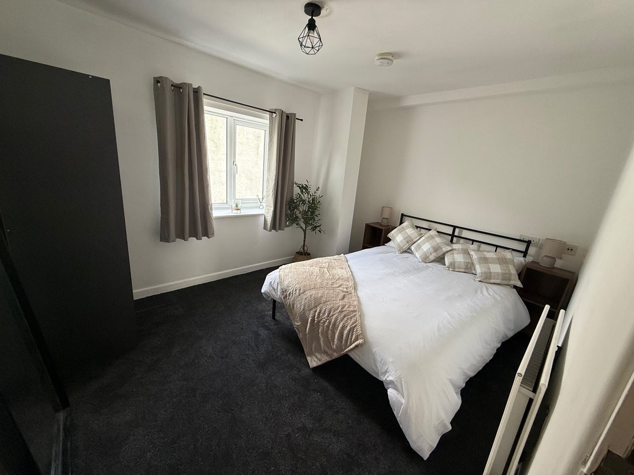 Room Newton Road in Warrington