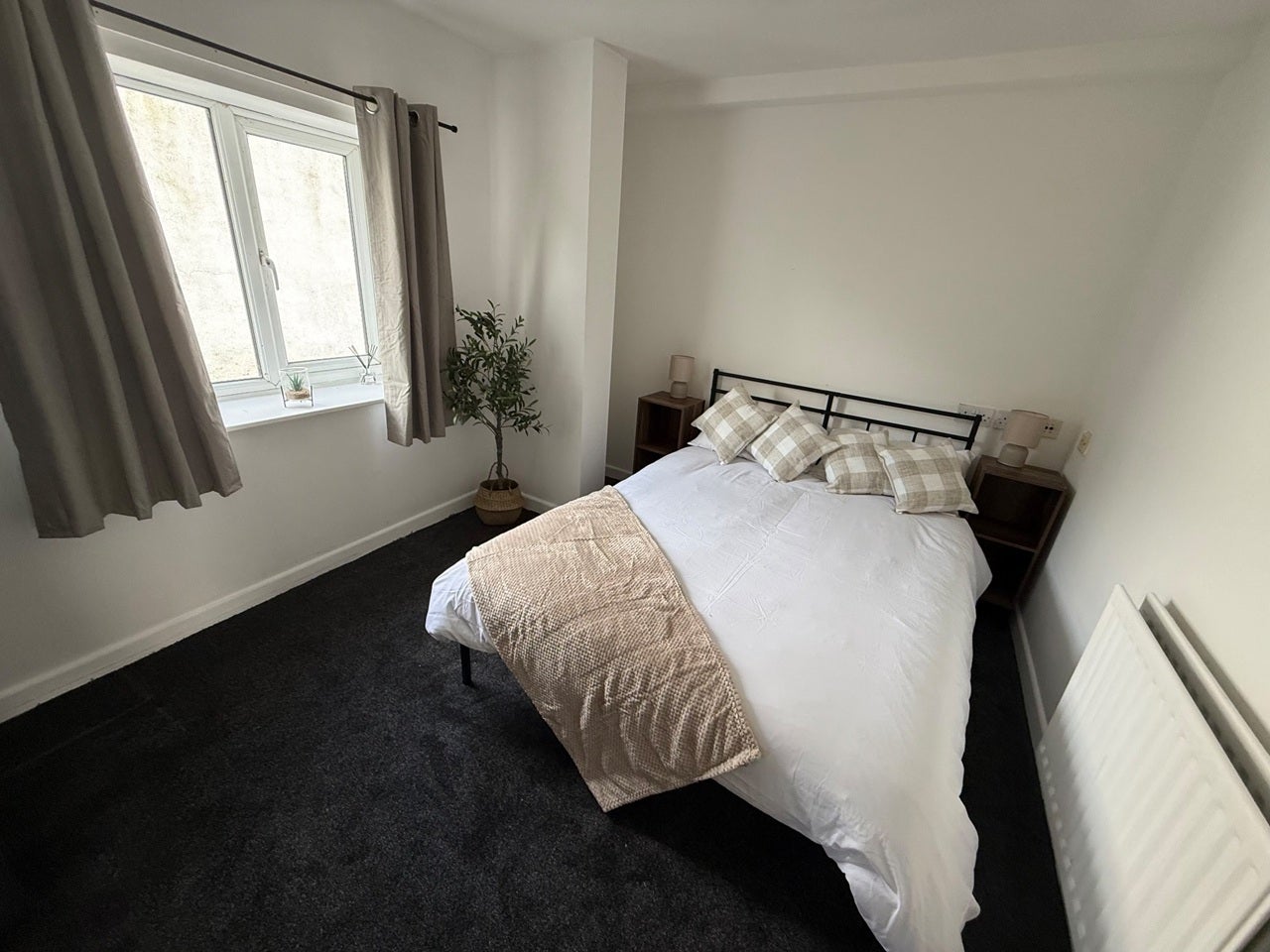 Room Newton Road in Warrington