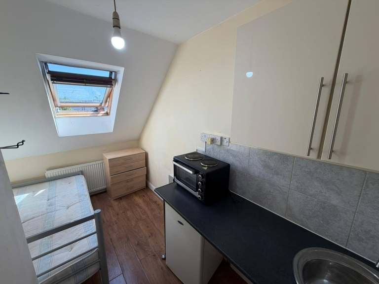 Flat Cazenove Road in Greater London