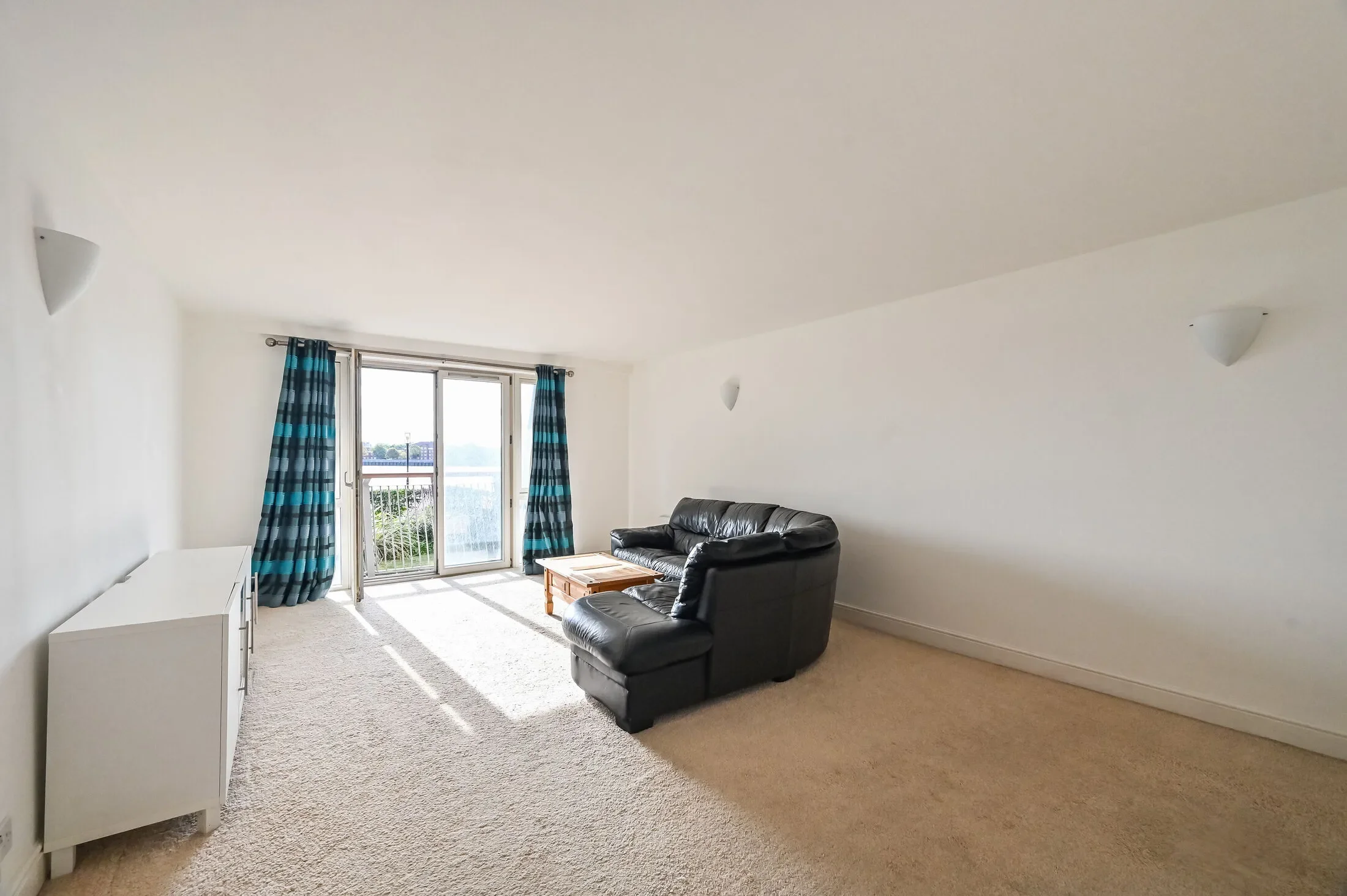 Flat Westferry Road in Greater London
