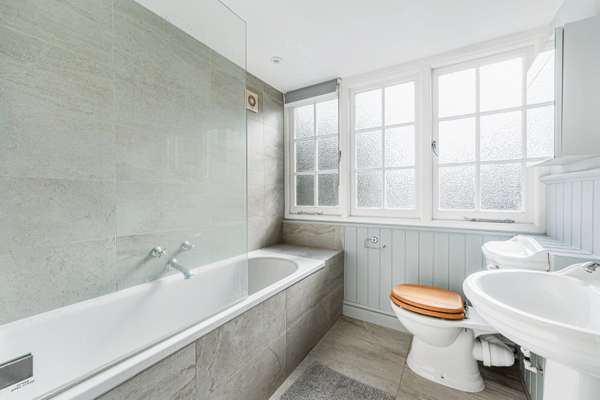 Flat Woodstock Road in Greater London