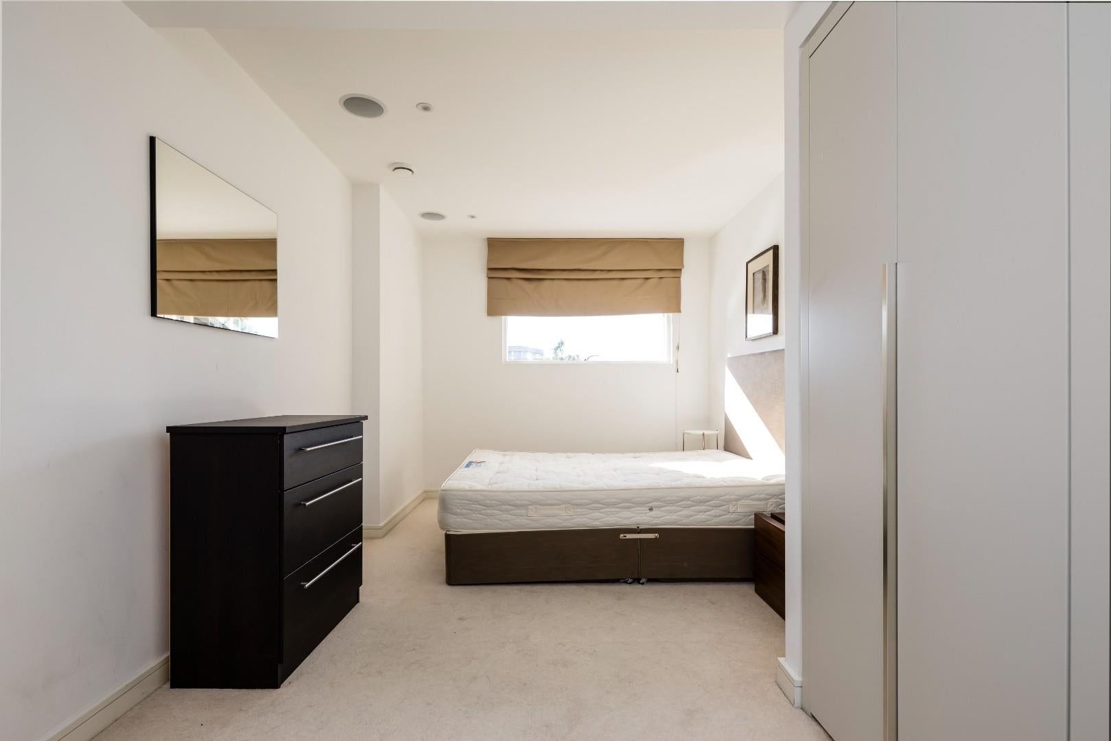 Flat Gatliff Road in City of Westminster