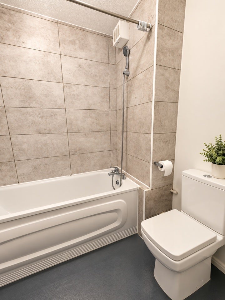 Flat Ullathorne Road in Greater London