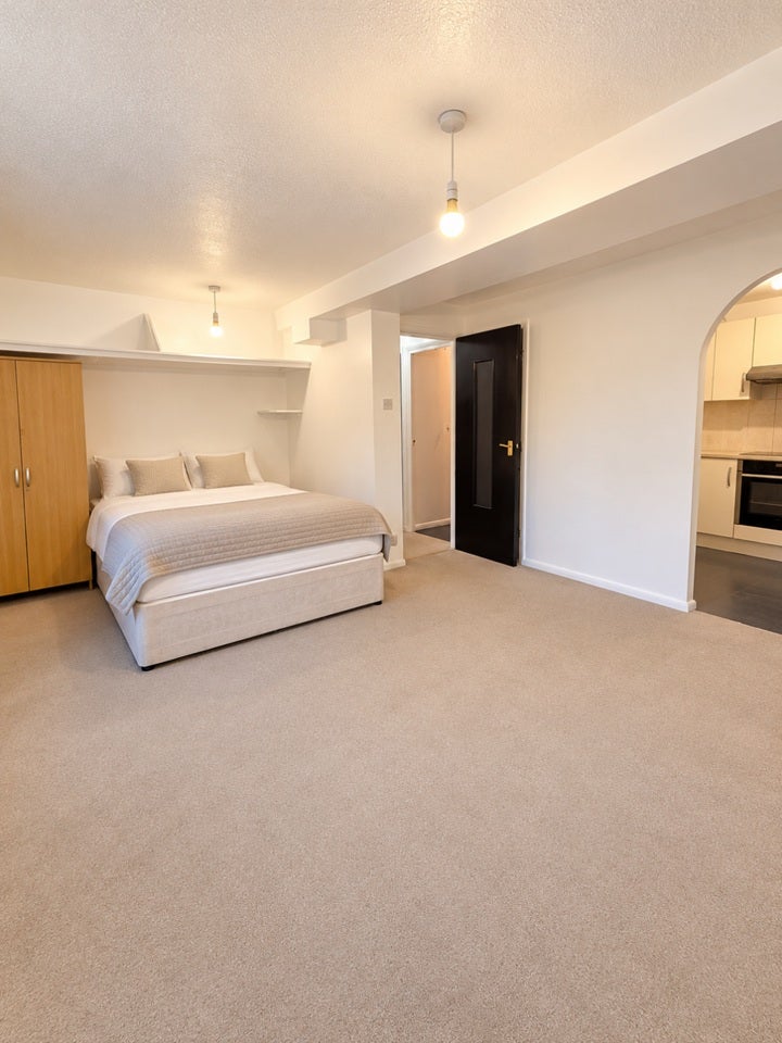 Flat Ullathorne Road in Greater London