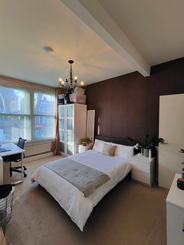 Flat Lauriston Road in Greater London